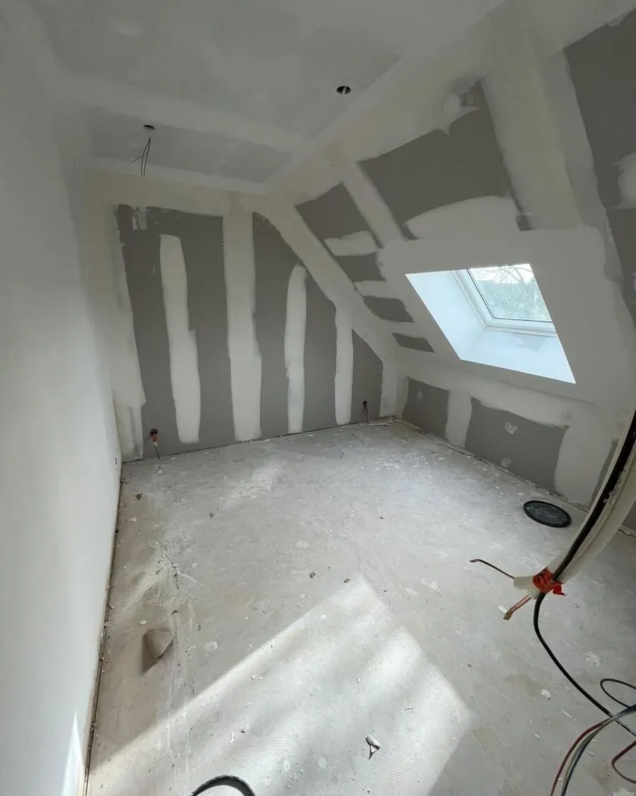 Pose plaques de plâtre plafond sous rampants avec velux – plaquiste Tours 37